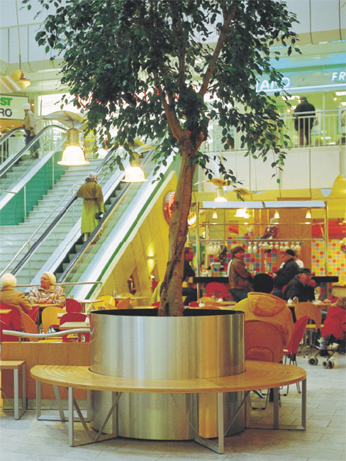Pflanzgefäß aus Edelstahl mit Sitzbank IDEAL als PflanzenInsel im Shopping Center
